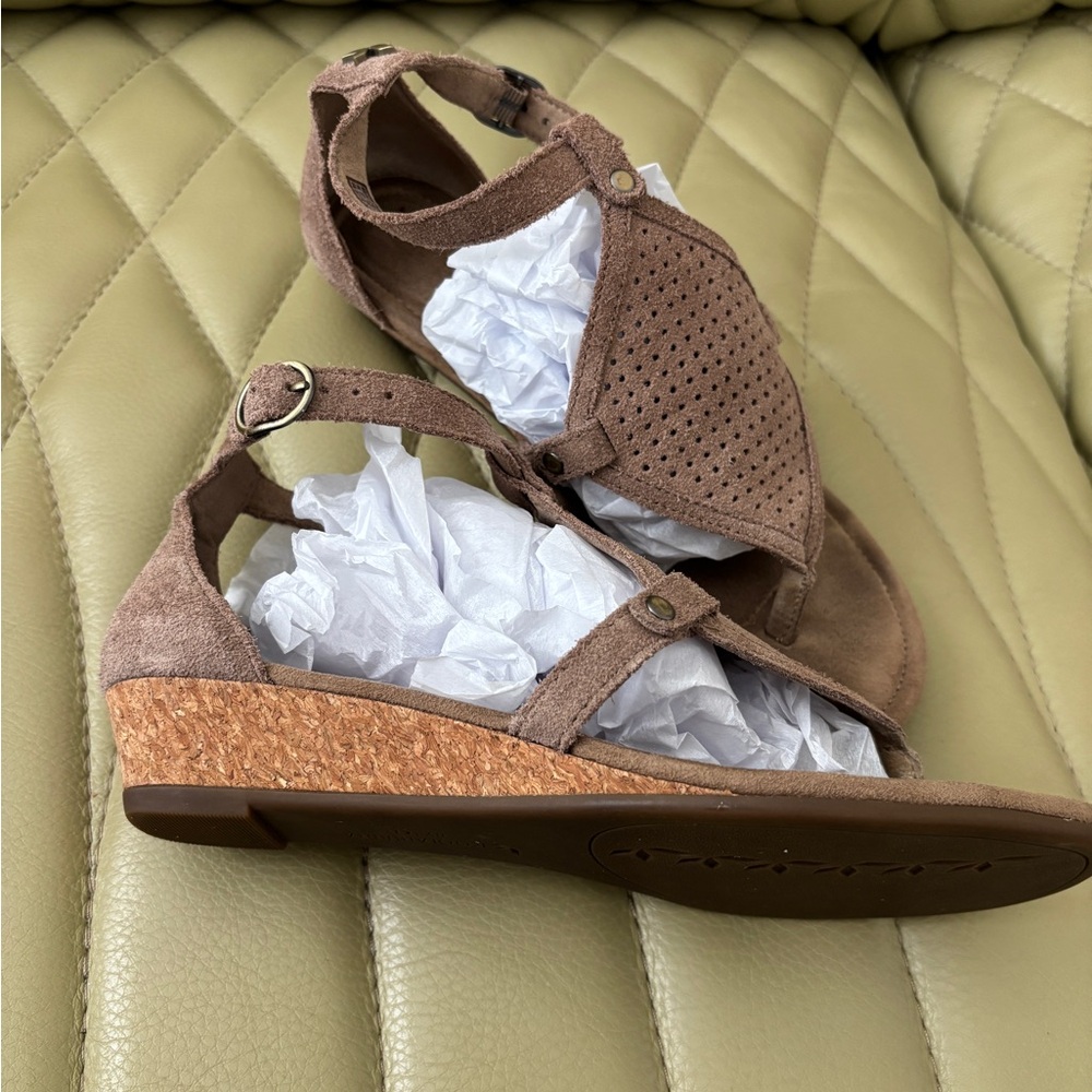 Kookaburra by UGG Taupe Suede Wedge Sandals Size 7